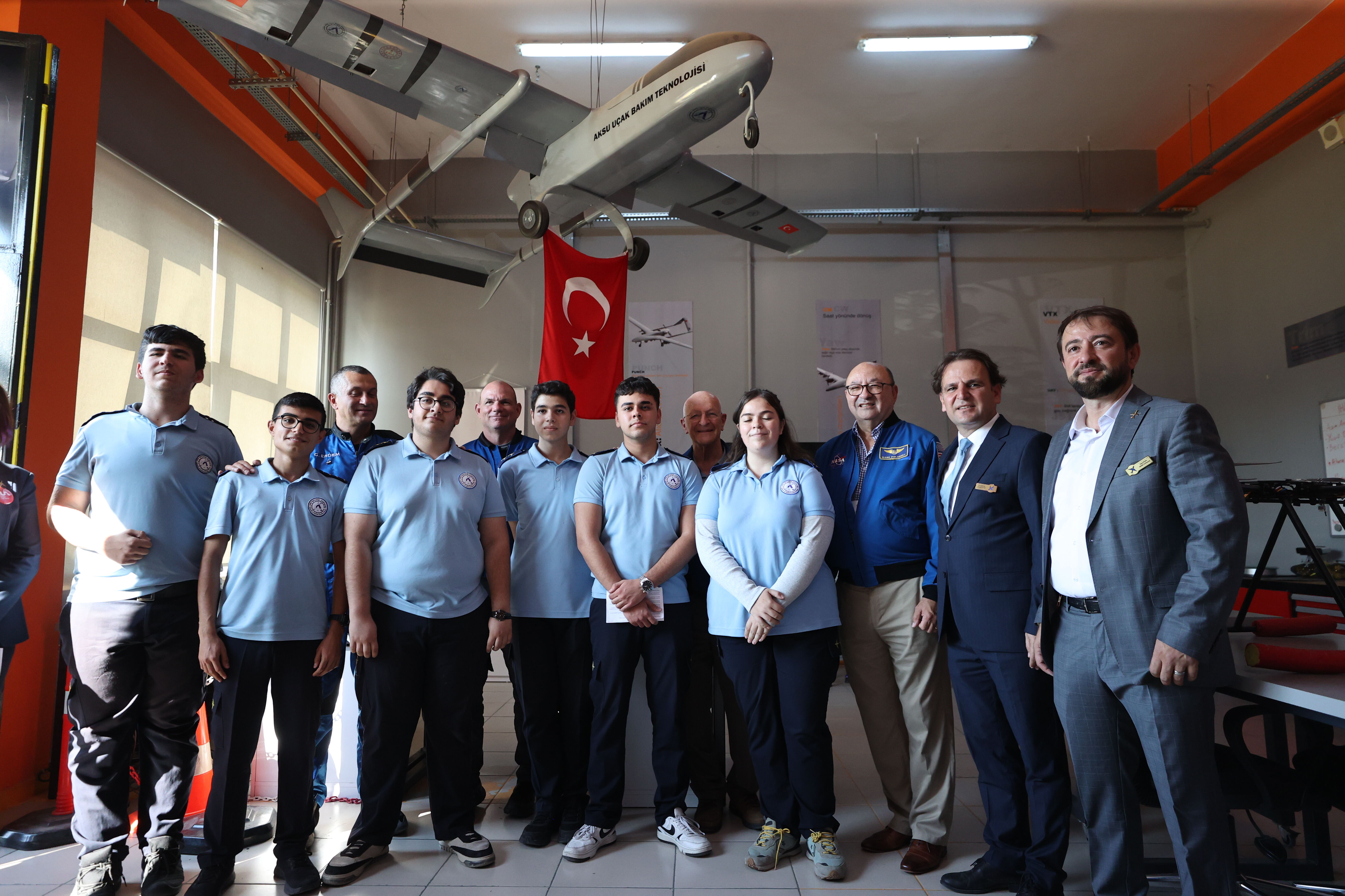77. Uluslararası Uzay Kongresi için Antalya'ya gelen astronotlar öğrencilerle buluştu