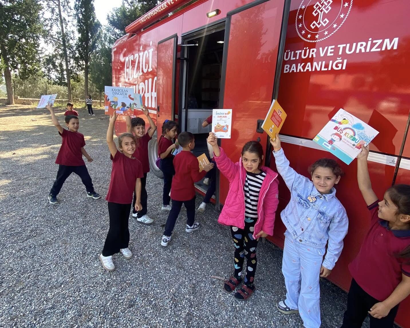 Bahçe’de Yenilenen Gezici Kütüphane Okurlarla Buluştu-1