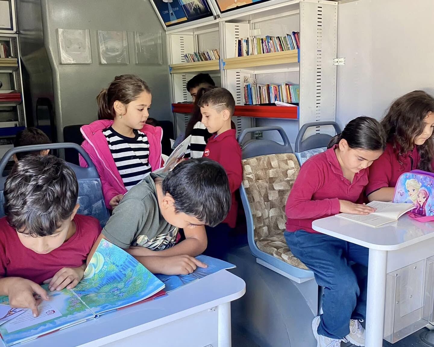 Bahçe’de Yenilenen Gezici Kütüphane Okurlarla Buluştu