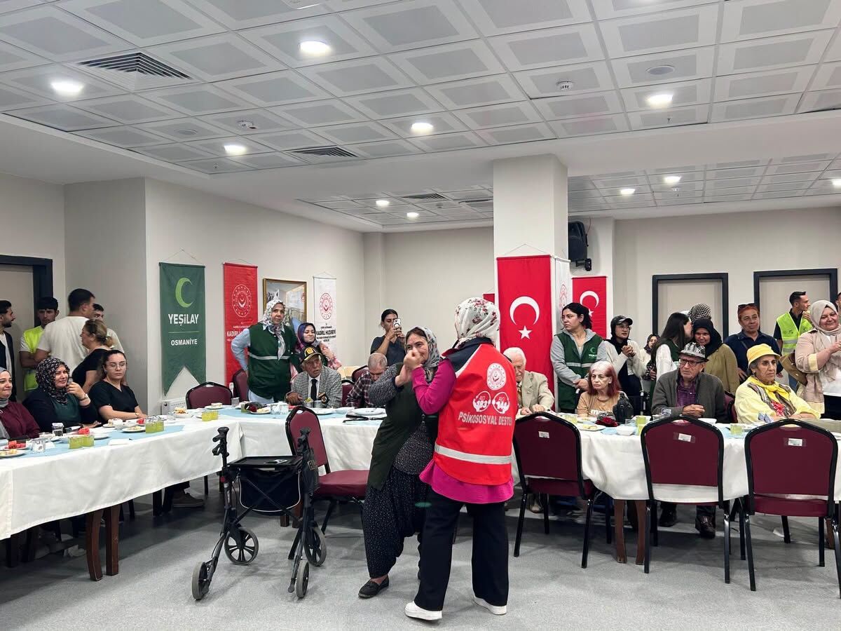 Kadirli'de Çocuklar Yaşlılarla Bir Araya Geldi-1