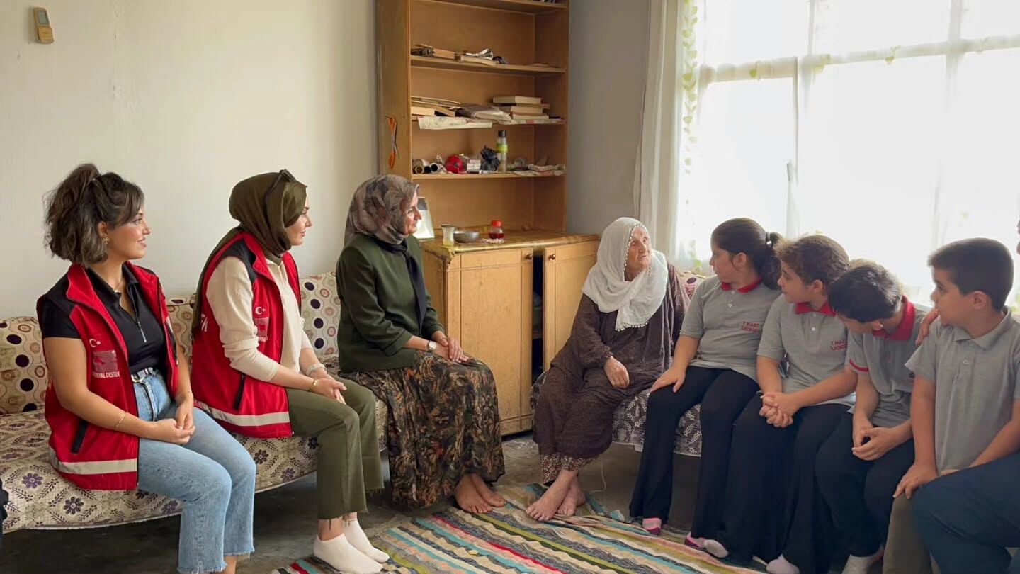 Kadirli'de 93 Yaşındaki Emine Dal Çocuklarla Buluştu