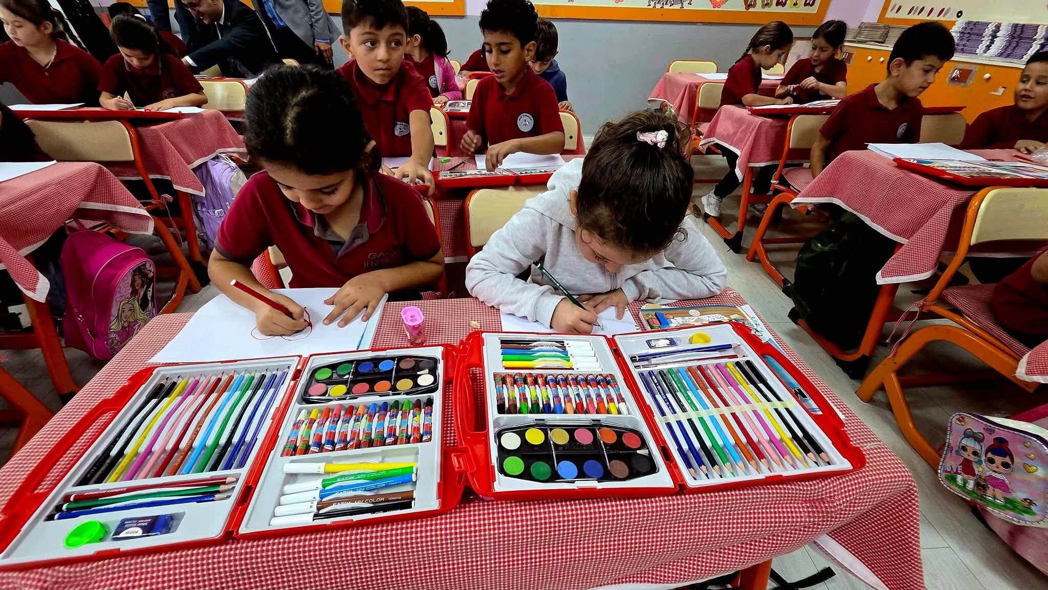 Sumbas’ta Kaymakam Kara’dan Öğrencilere Hediye