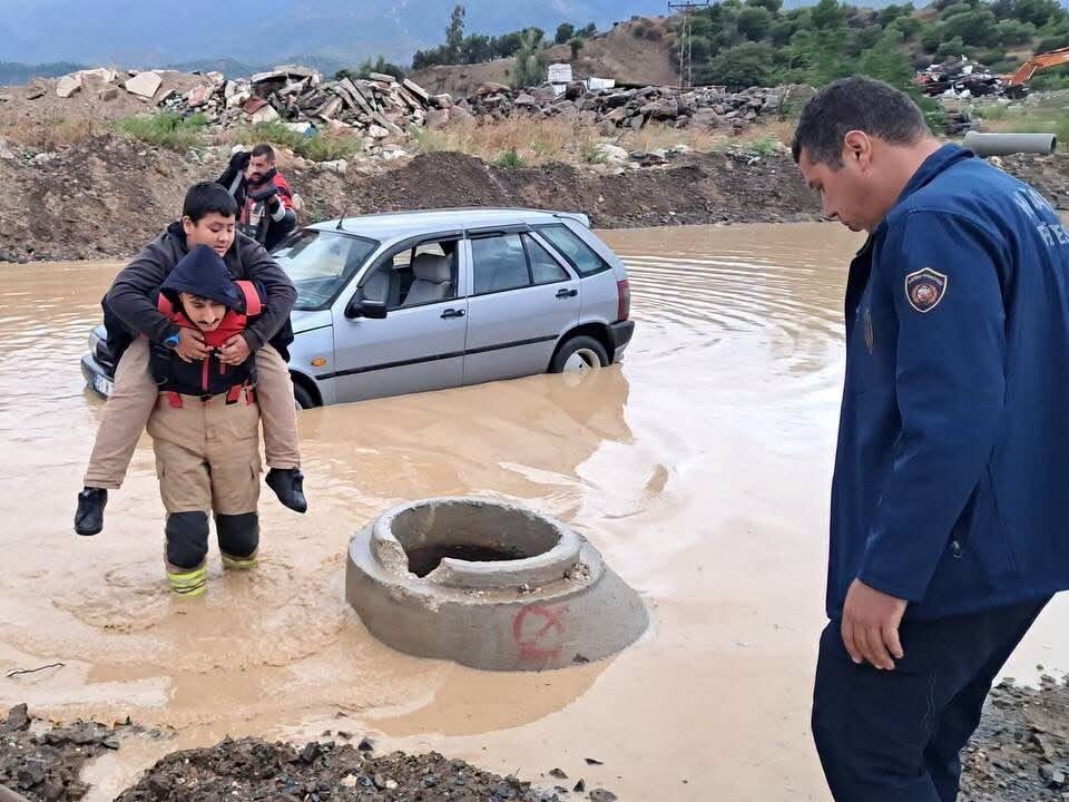 Antakya Karaksı Yolunda Araçlar Yağışta Mahsur Kaldı-1