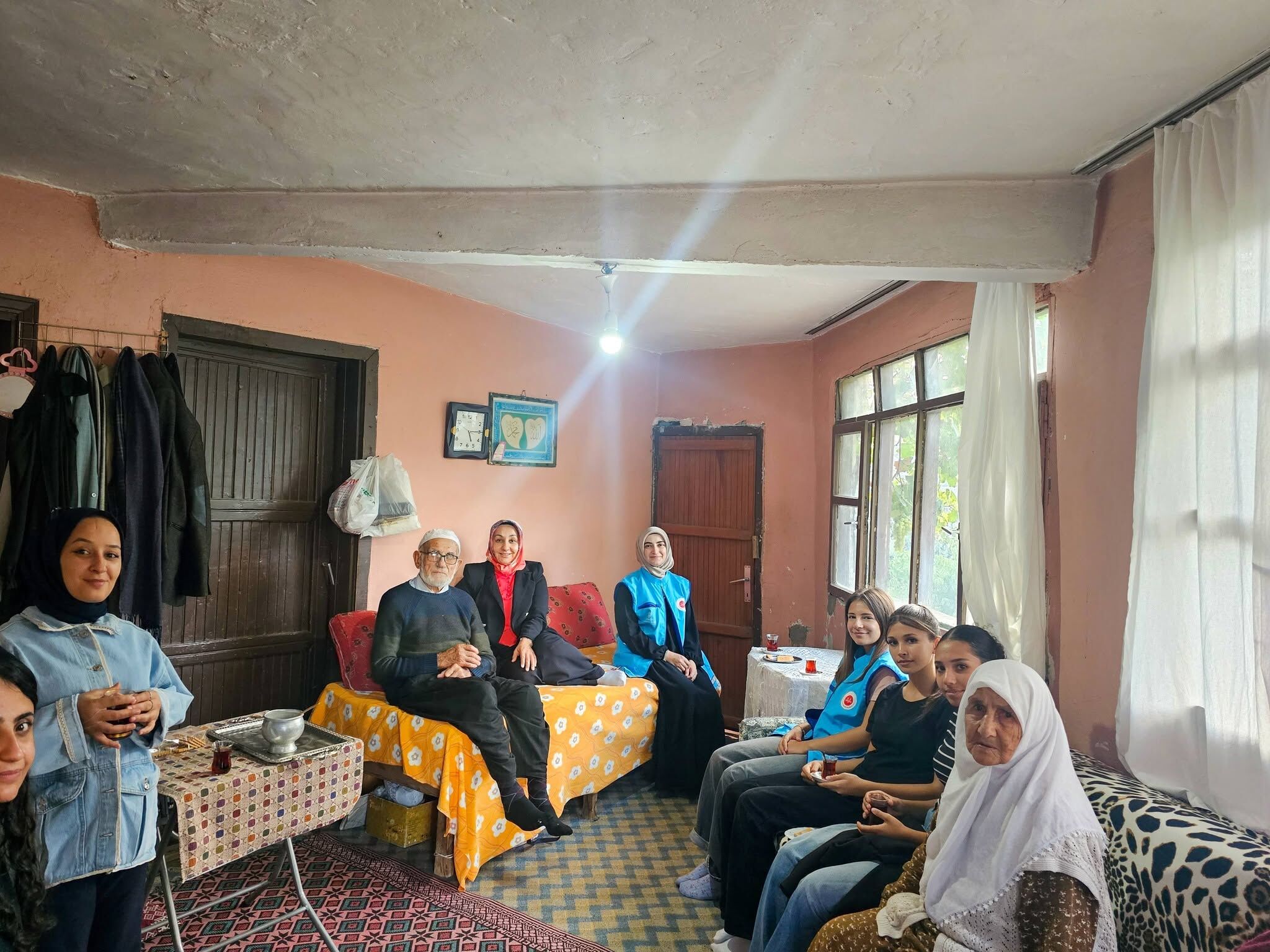 Kadirli'de Gençlerden Yaşlılara Dünya Yaşlılar Günü Ziyareti