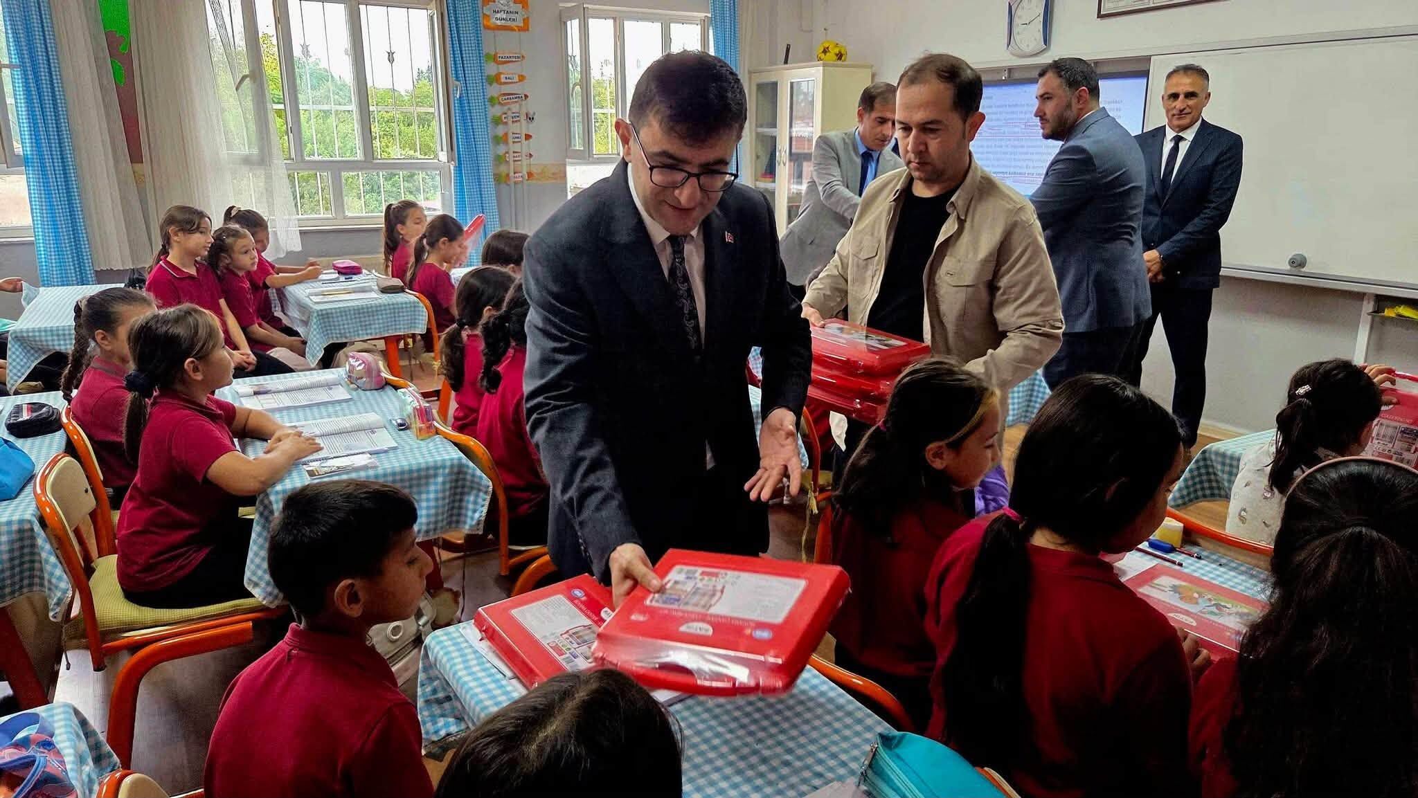 Sumbas’ta Kaymakam Kara’dan Öğrencilere Hediye