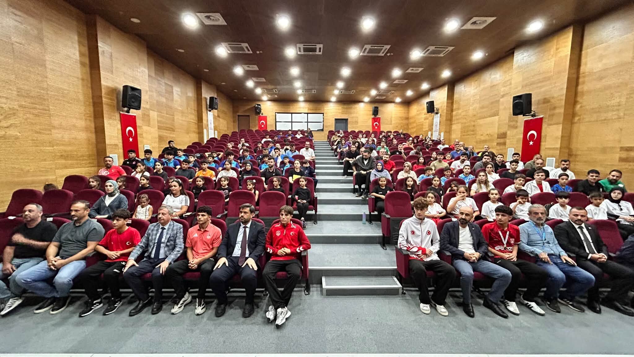 Osmaniye’de İl Müdürü Demirdöğen Milli Sporcularla Buluştu