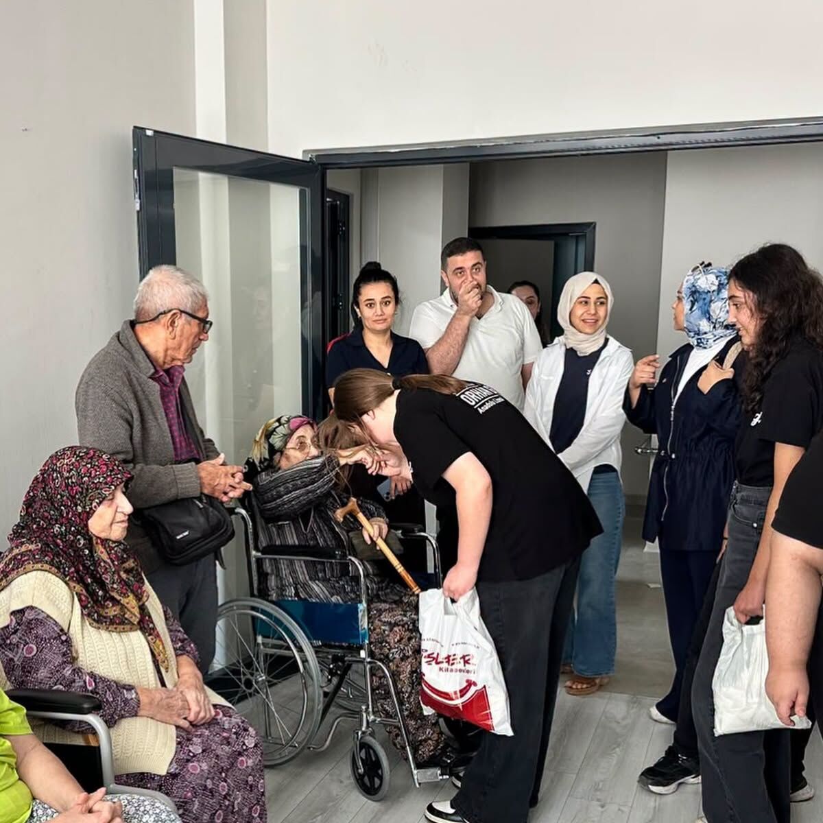 Kadirli’de Öğrencilerden Huzurevine Anlamlı Ziyaret