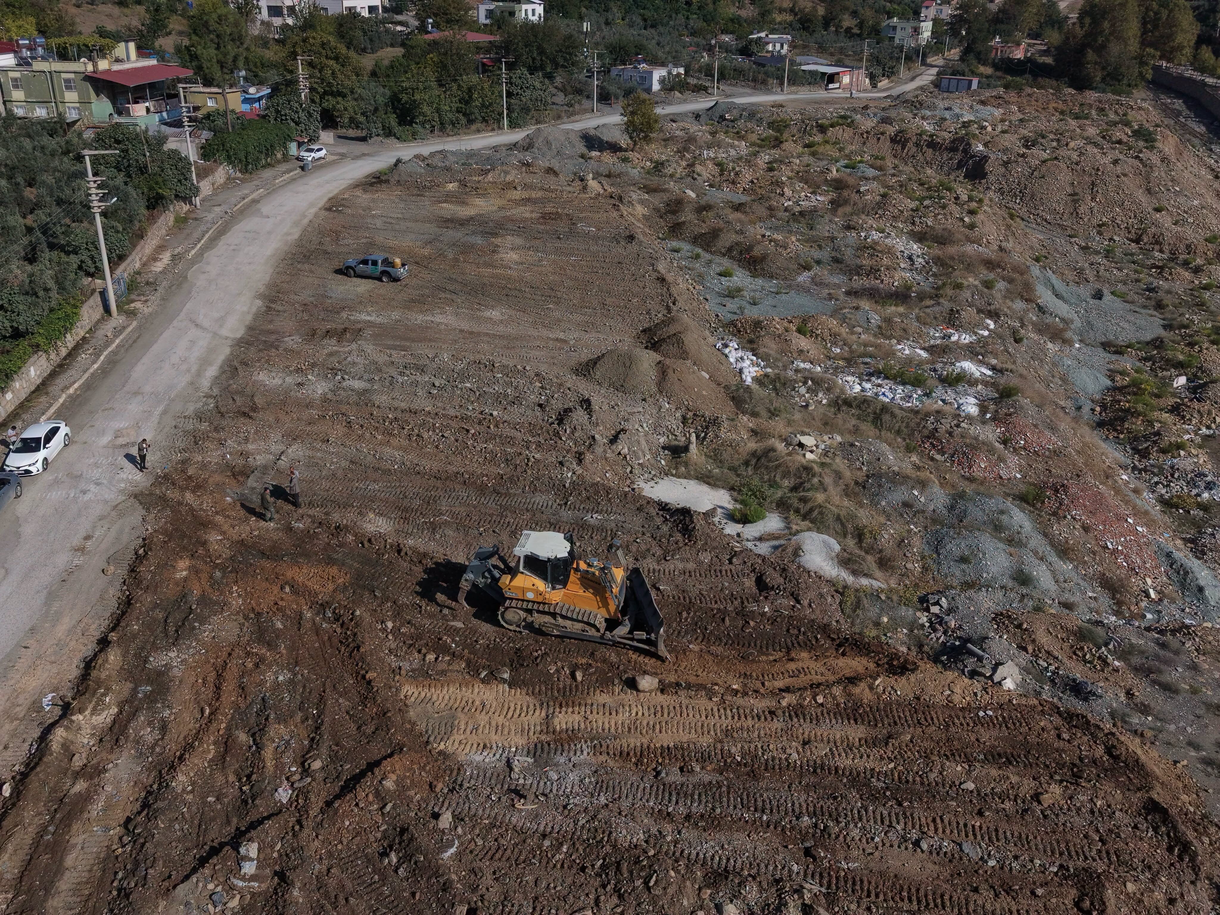 Bahçe’de Düzensiz Döküm Alanı Temizlenerek Düzenleniyor-1