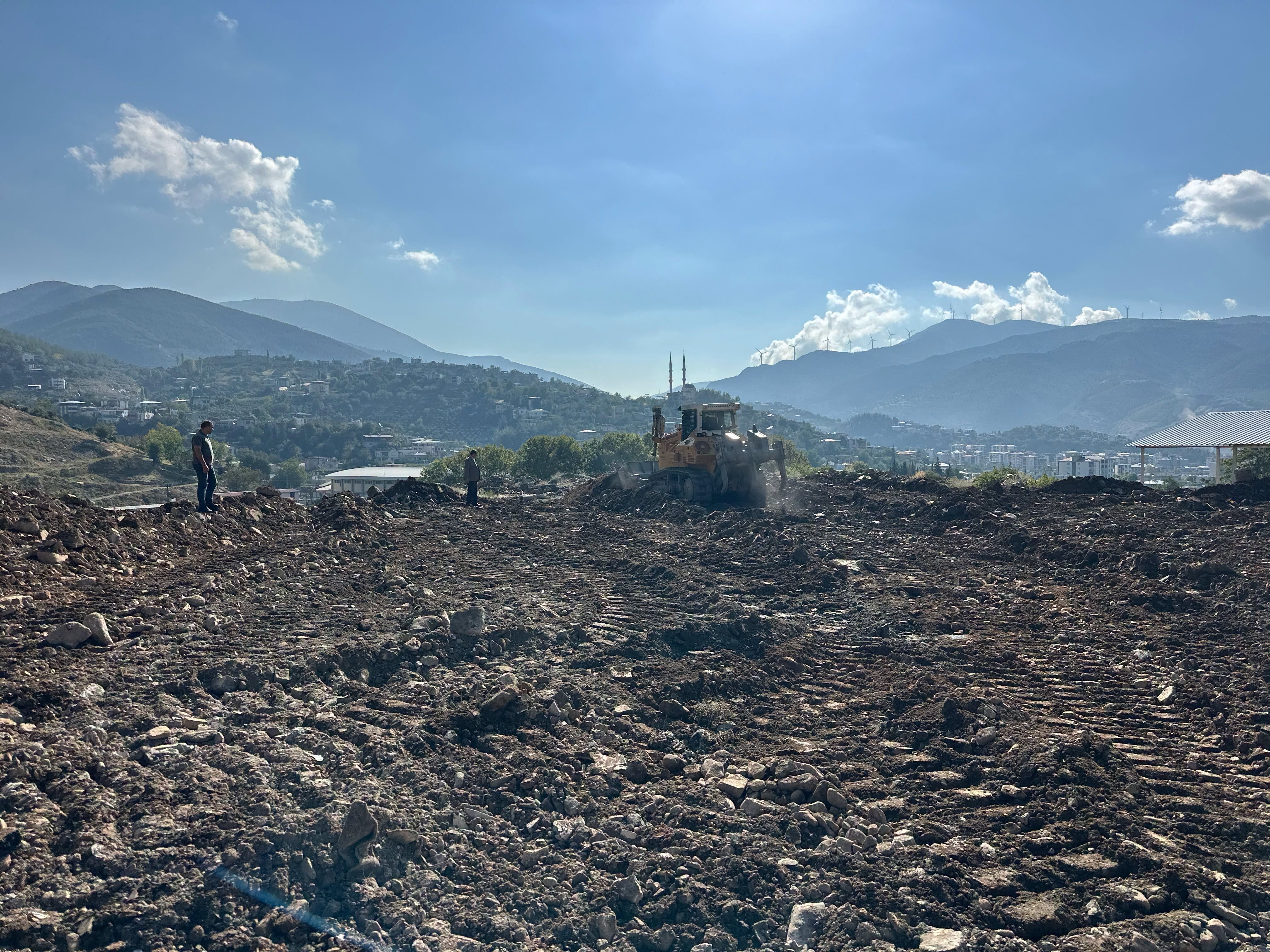 Bahçe’de Düzensiz Döküm Alanı Temizlenerek Düzenleniyor