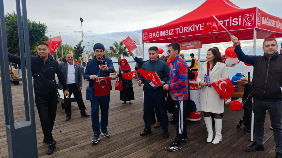 Antalya’da Yağmur Btp’nin Cumhuriyet Coşkusunu Durduramadı (4)