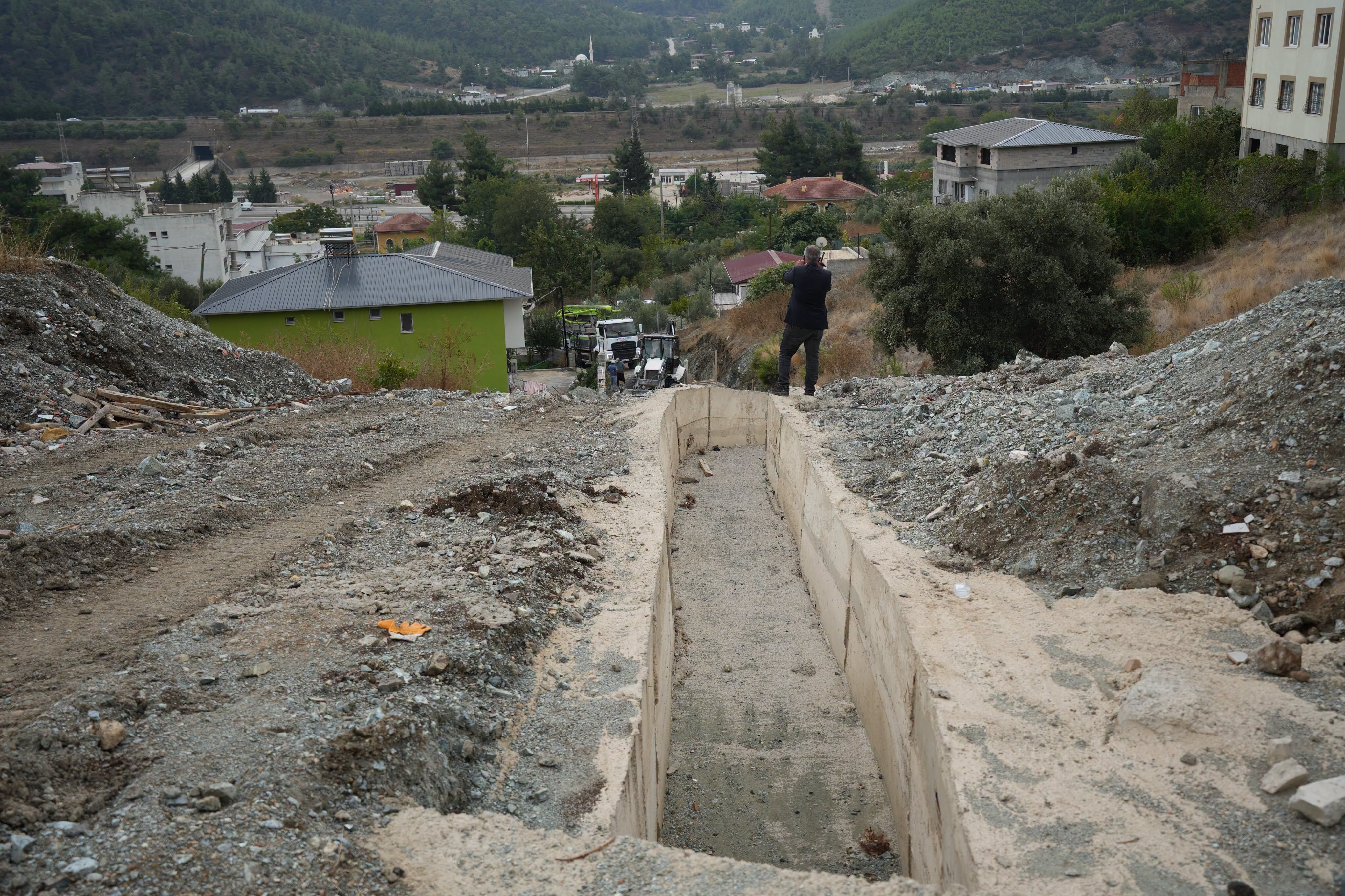 Bahçe’de Yağmur Suyu Kanal Çalışmaları Başladı (1)