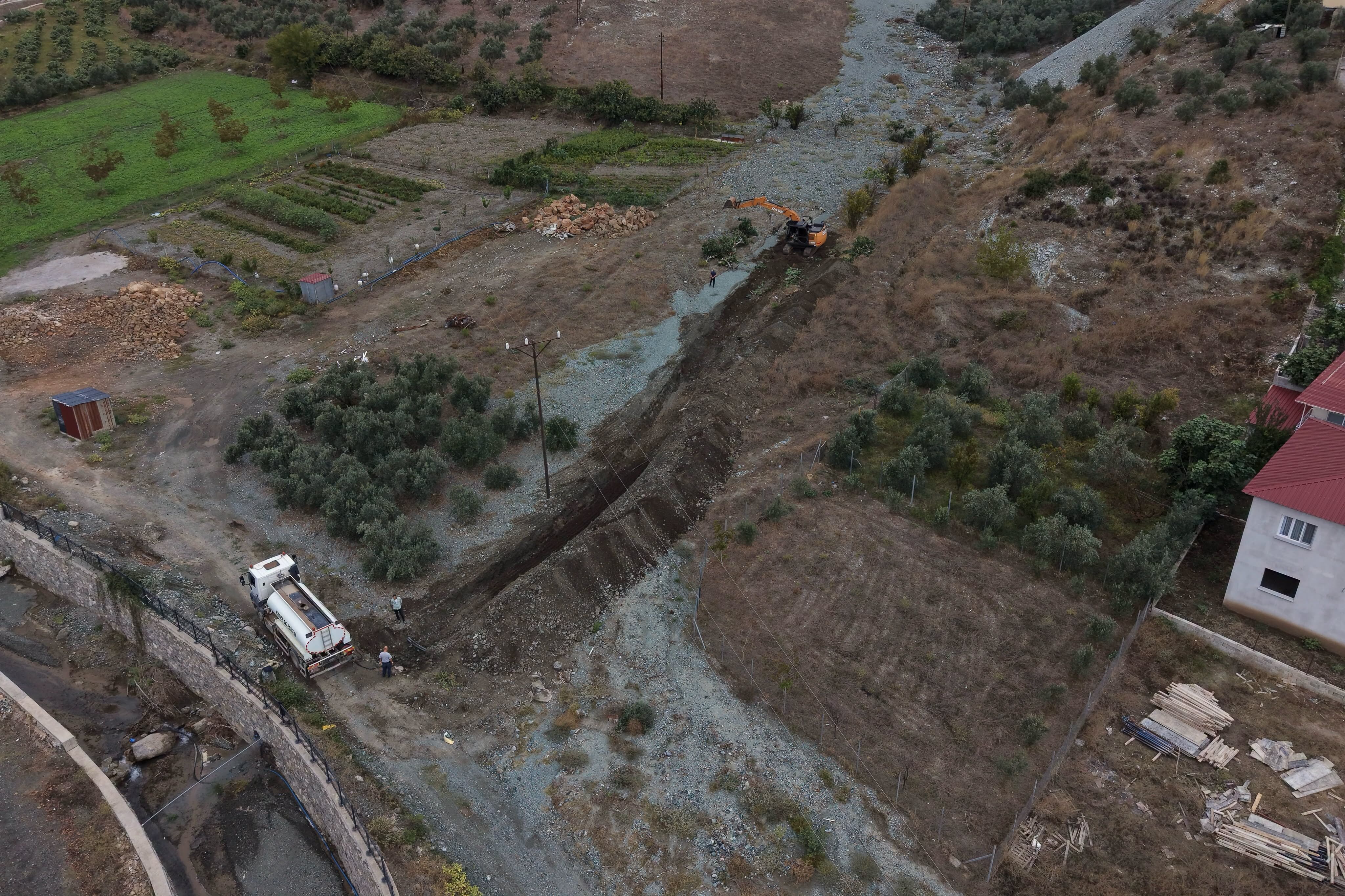 Bahçe’de Yağmur Suyu Kanal Çalışmaları Başladı (3)