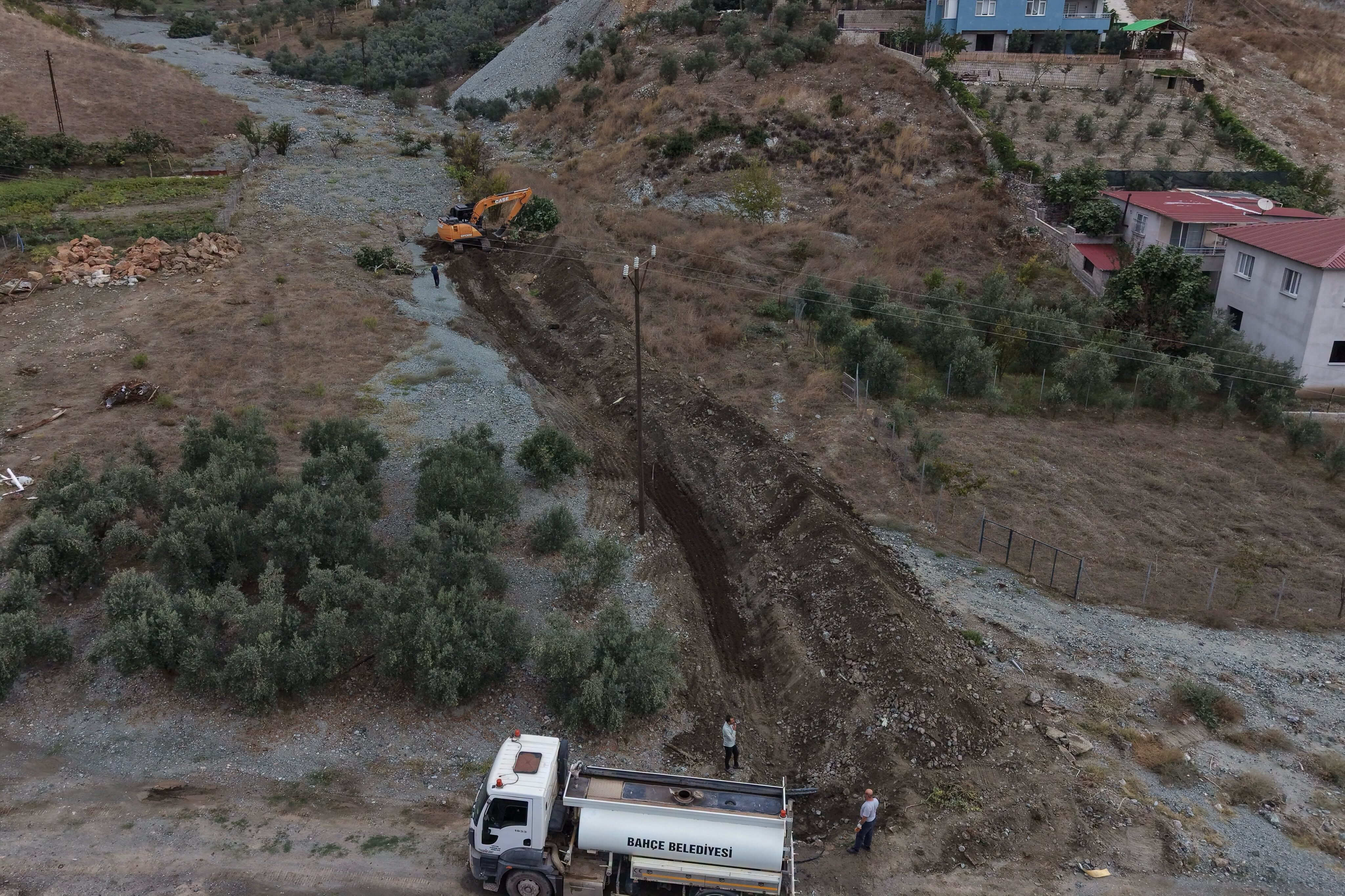 Bahçe’de Yağmur Suyu Kanal Çalışmaları Başladı (4)