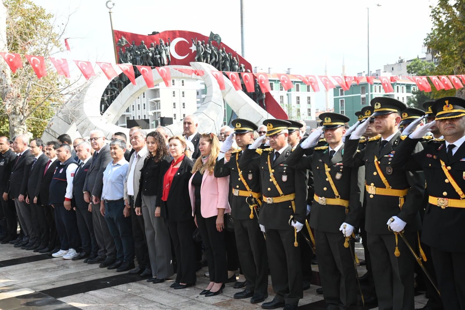 Başkan İbrahim Çenet Atatürk Anıtı'na Çelenk Sundu2