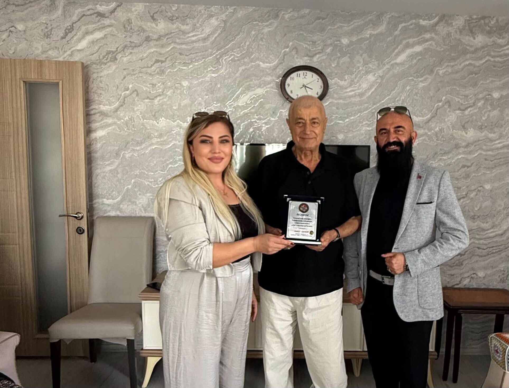 Buket Saygın’dan 50 Yıllık Berber Ustası Adil Gül’e Vefa Ziyareti (1)
