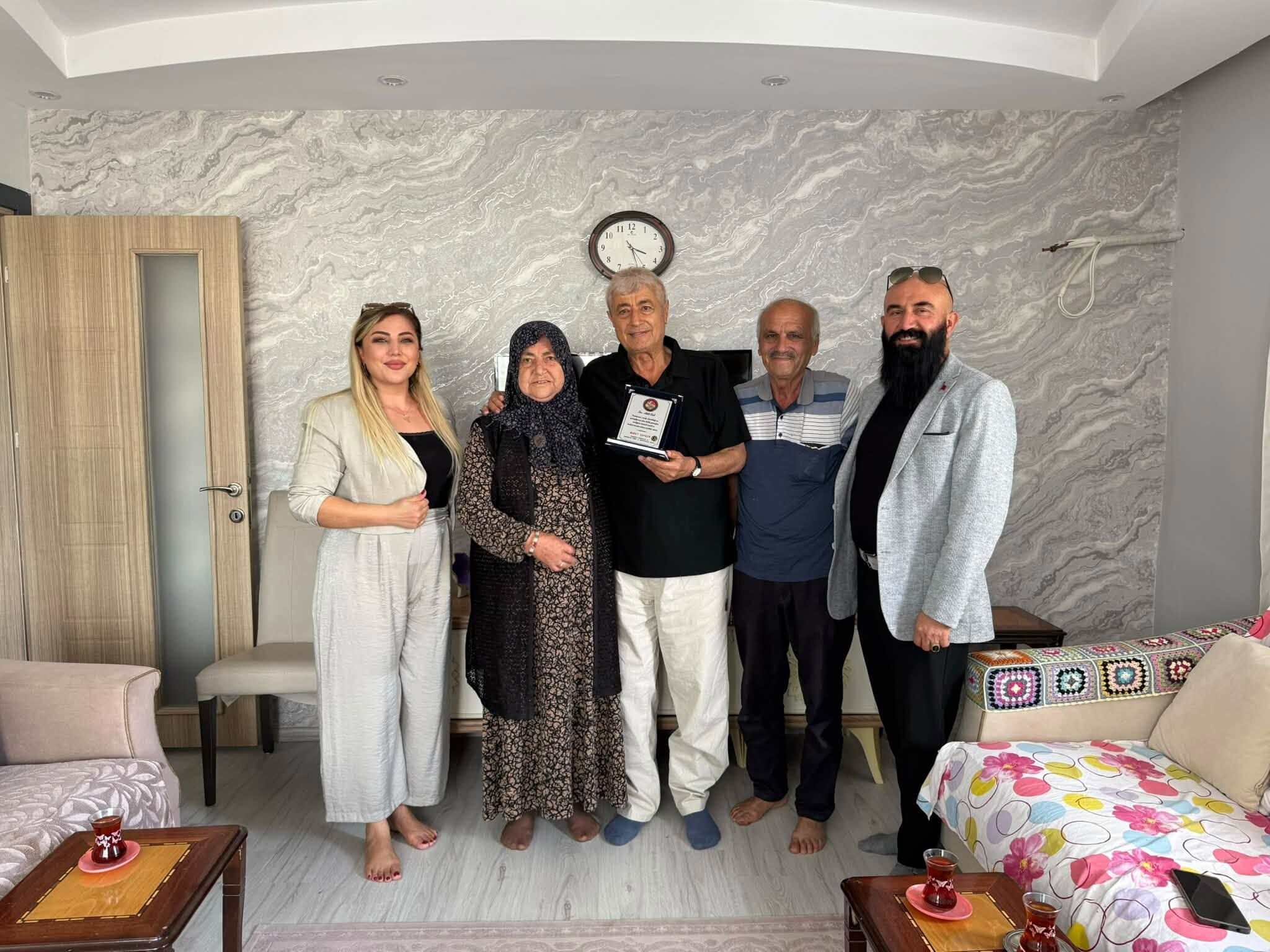 Buket Saygın’dan 50 Yıllık Berber Ustası Adil Gül’e Vefa Ziyareti (3)