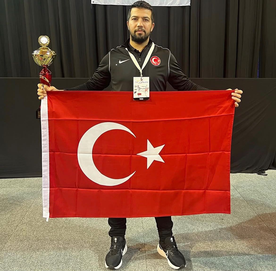 Hakan Kadıoğlu Türk bayrağıyla