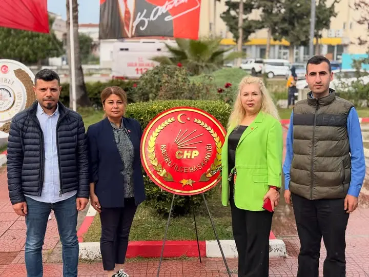 CHP Kadirli İlçe Başkanlığı Atatürk Anıtı’na Çelenk Sundu