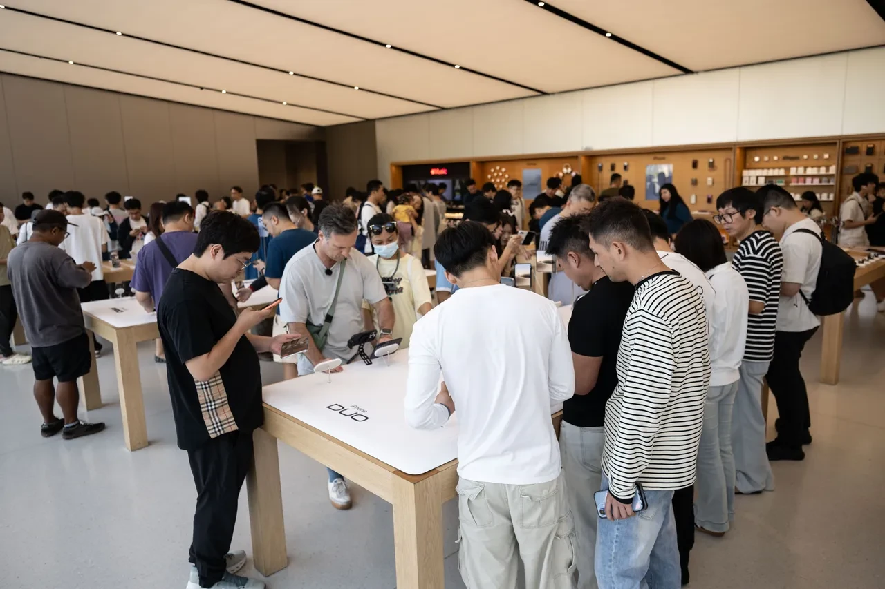 Çin’de Iphone Duo Satışa Çıktı Mağazalarda Kuyruk Oluştu5