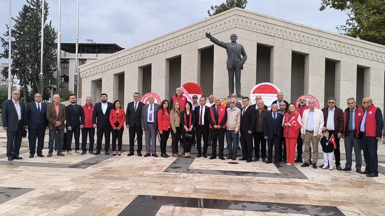Eğitim İş Osmaniye’den Cumhuriyet’in 103. Yılında Çelenk Töreni (5)