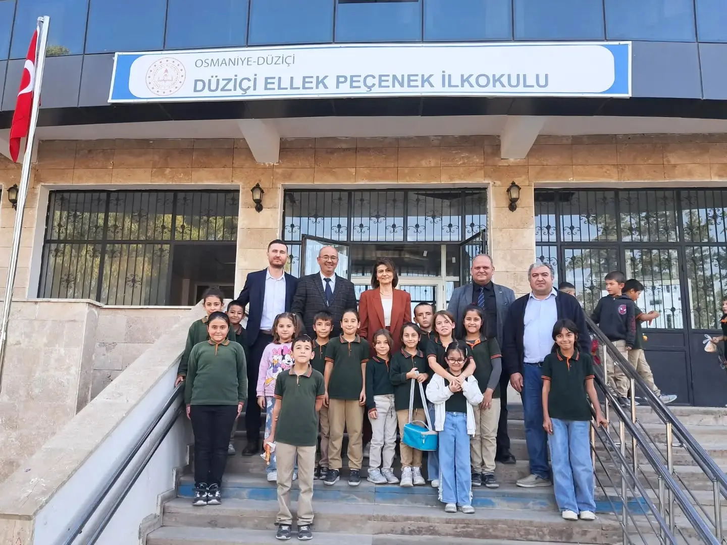 Osmaniye'de Birinci Sınıf Öğrencilerine Kalem Hediyesi