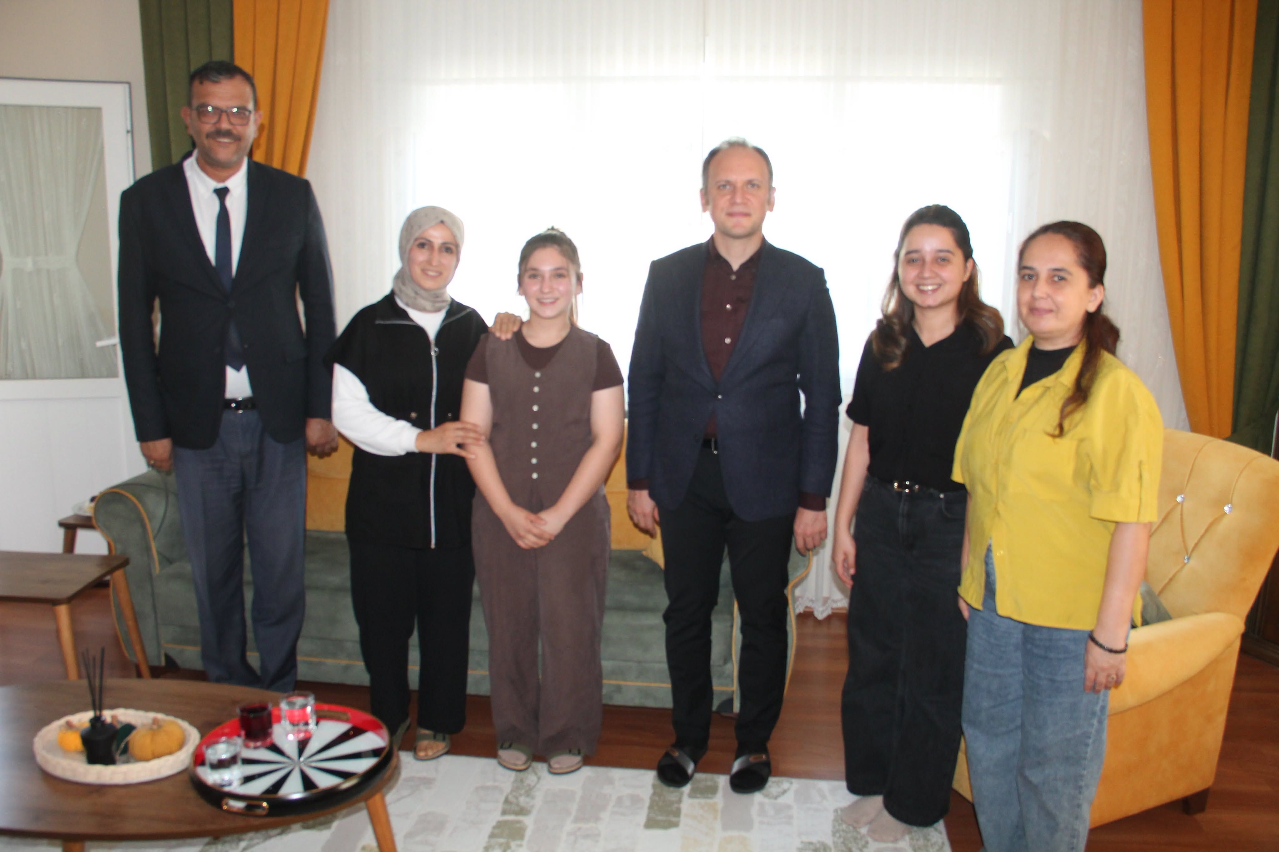 Erzin Kaymakamı Akpınar’dan Öğrenci Azra Özer’e Ziyaret4