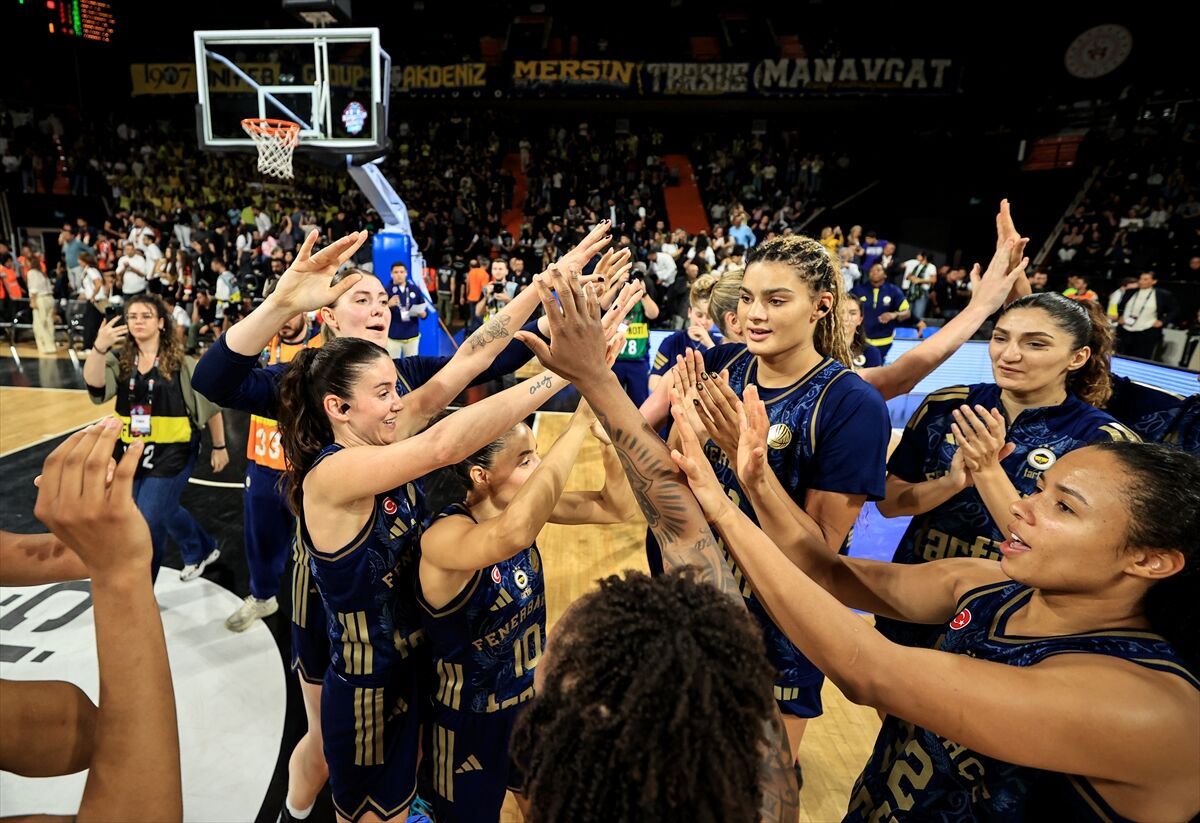 Fenerbahçe Tarfin, 2026 FIBA Kadınlar Süper Kupa'yı kaldırdı