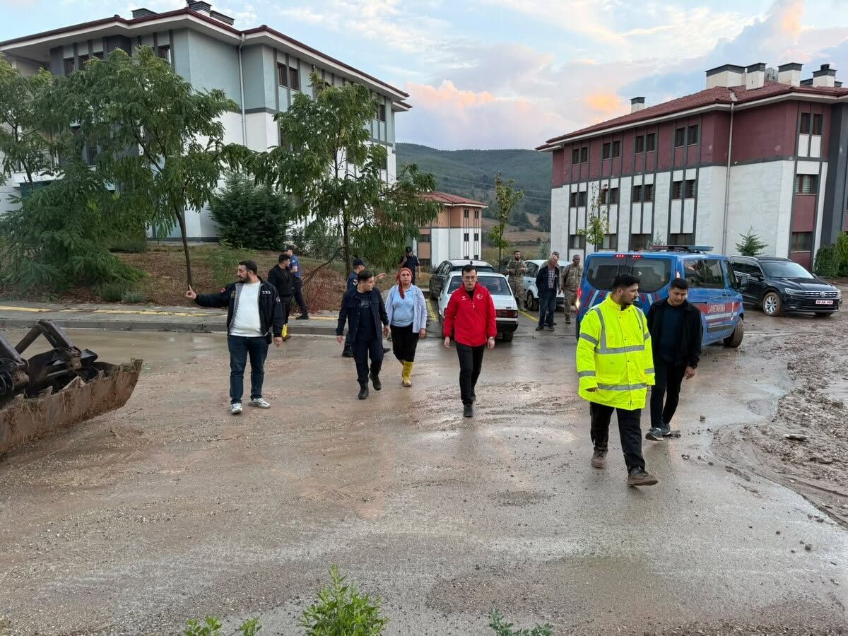 Hasanbeyli’de Sağanak Sonrası Toki̇ Konutlarında İnceleme (4)