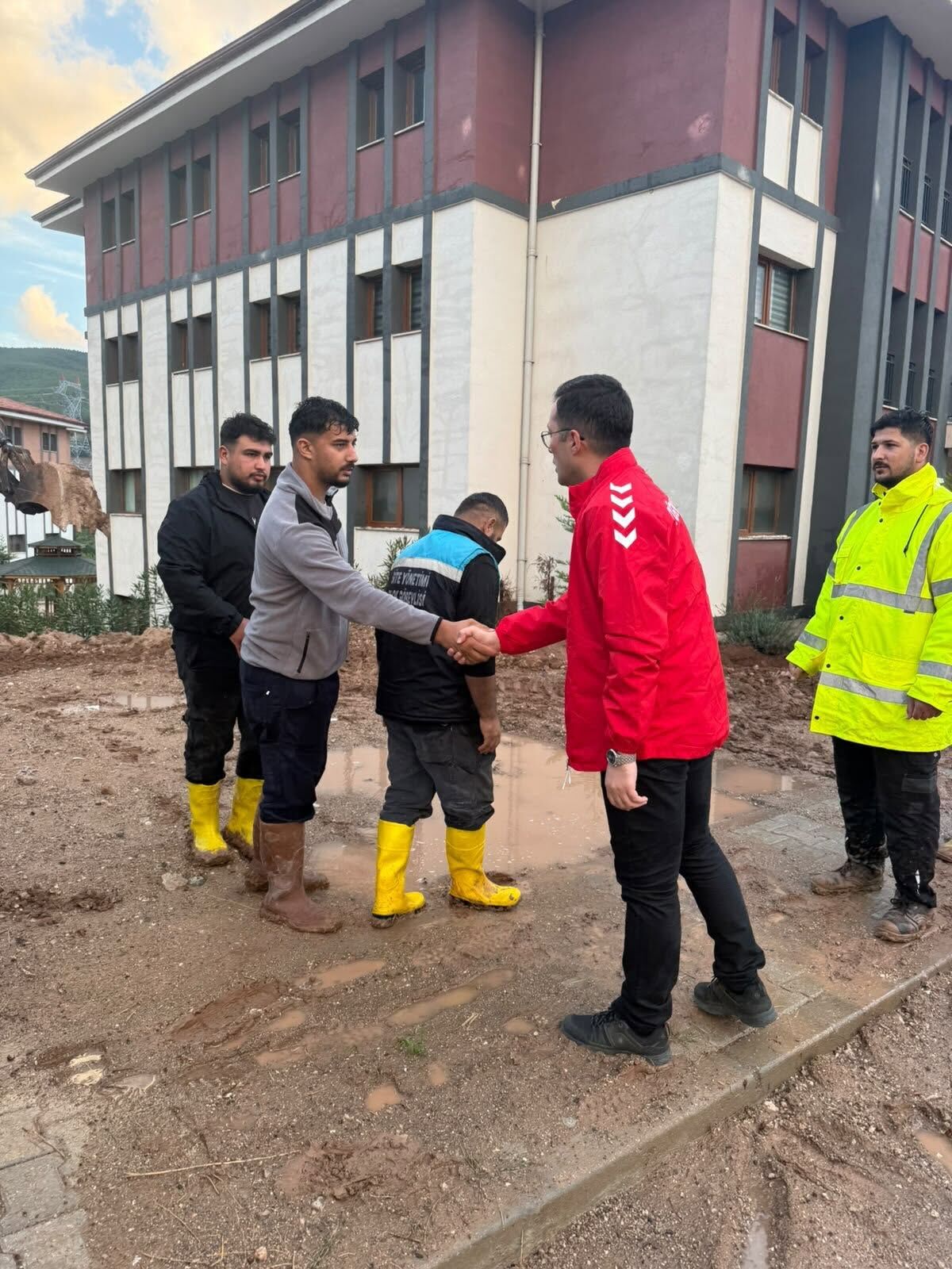 Hasanbeyli’de Sağanak Sonrası Toki̇ Konutlarında İnceleme (6)