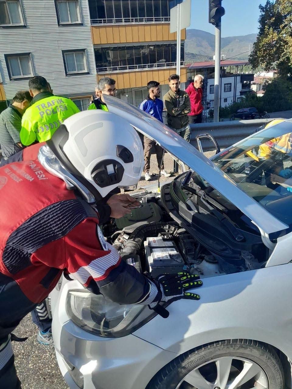 Hatay Belen’de Trafik Kazası Yaralı Vatandaş Kurtarıldı3