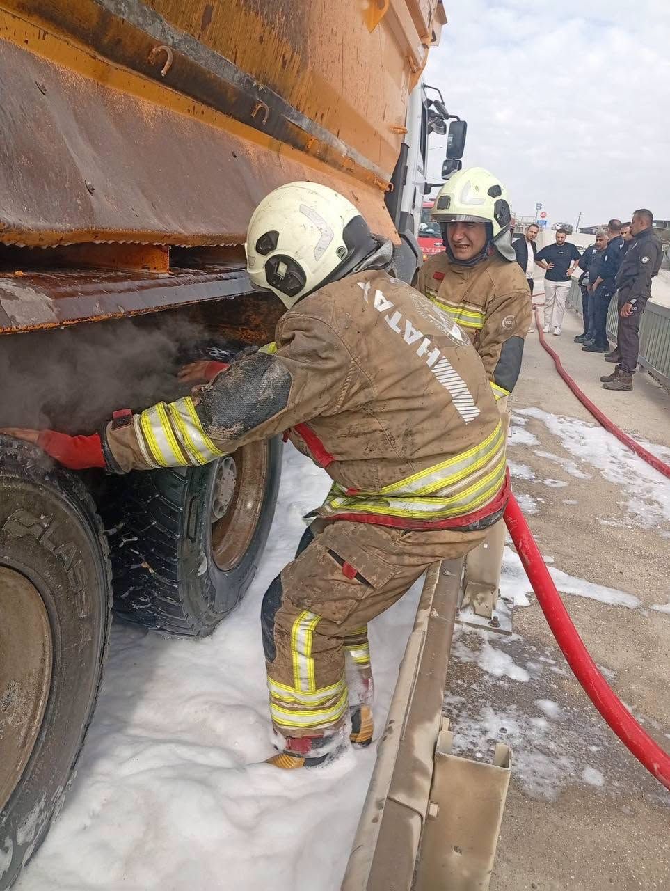 Hatay Defne’de Tır Yangını İtfaiyeden Hızlı Müdahale1