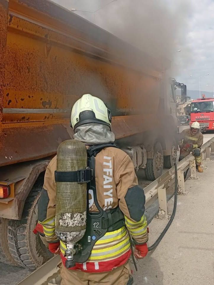 Hatay Defne’de Tır Yangını İtfaiyeden Hızlı Müdahale4