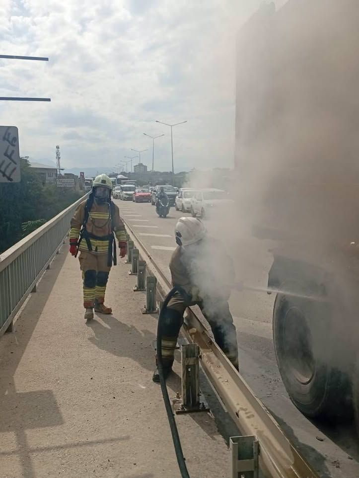 Hatay Defne’de Tır Yangını İtfaiyeden Hızlı Müdahale5