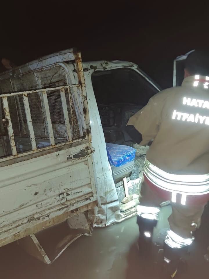 Hatay Defne'de Trafik Kazası 2 Yaralı Kurtarıldı2