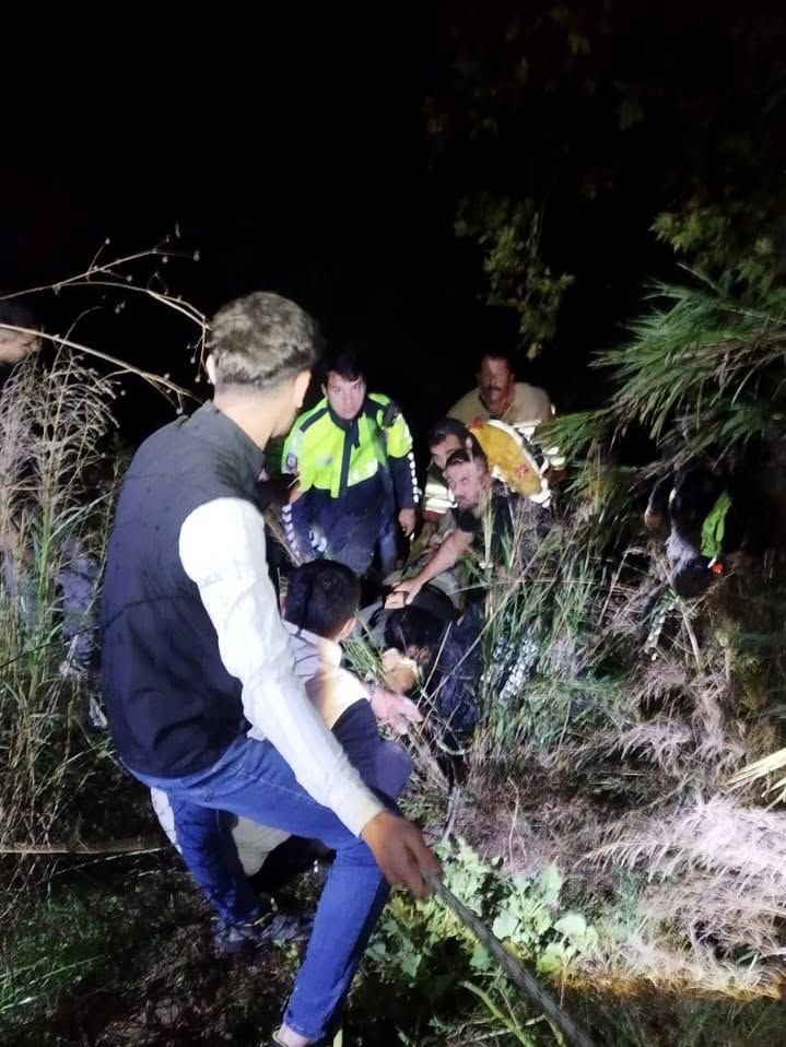Hatay Defne'de Trafik Kazası 2 Yaralı Kurtarıldı5