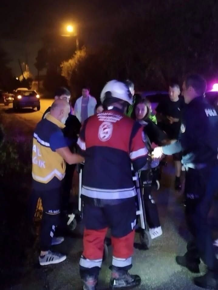 Hatay Defne'de Trafik Kazası 2 Yaralı Kurtarıldı6