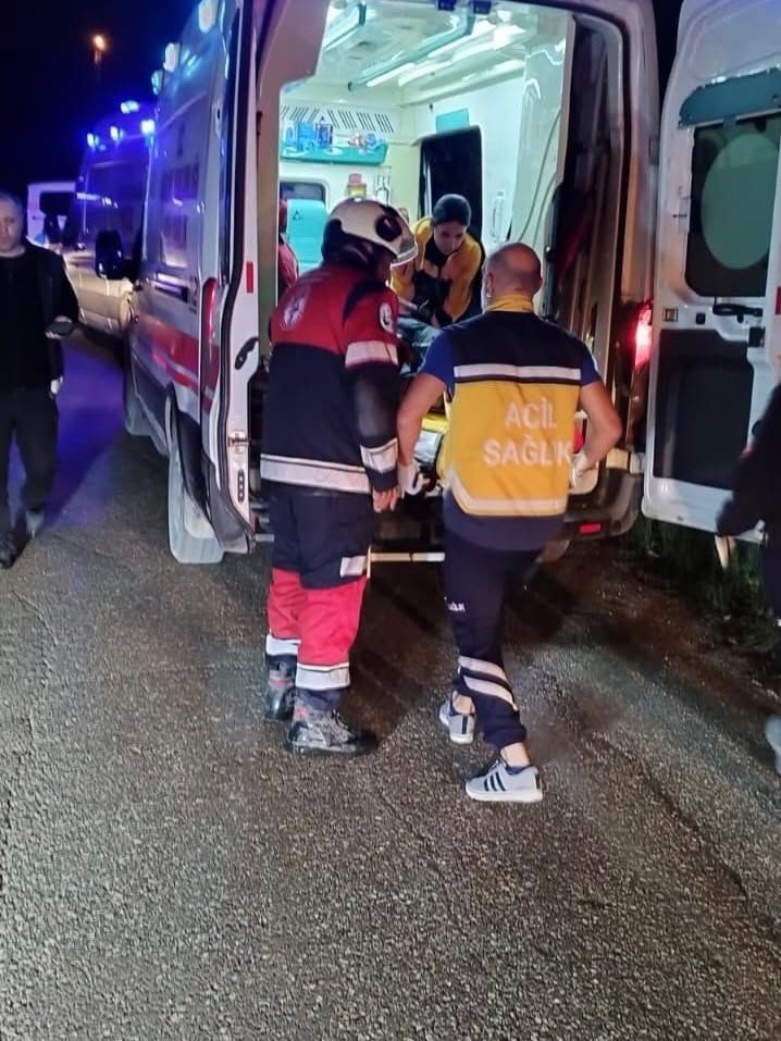 Hatay Defne'de Trafik Kazası 2 Yaralı Kurtarıldı7