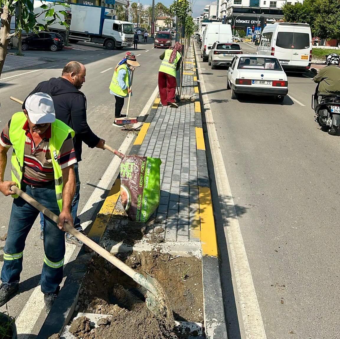 Hatay Dörtyol’da Orta Refüjlere Turunç Ağacı Dikiliyor3