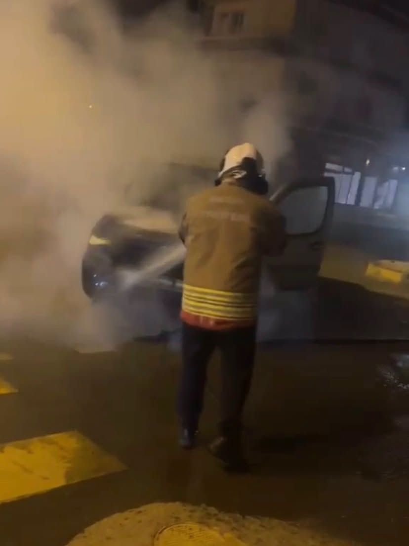 Hatay Reyhanlı'da Araç Yangınına İtfaiyeden Müdahale2