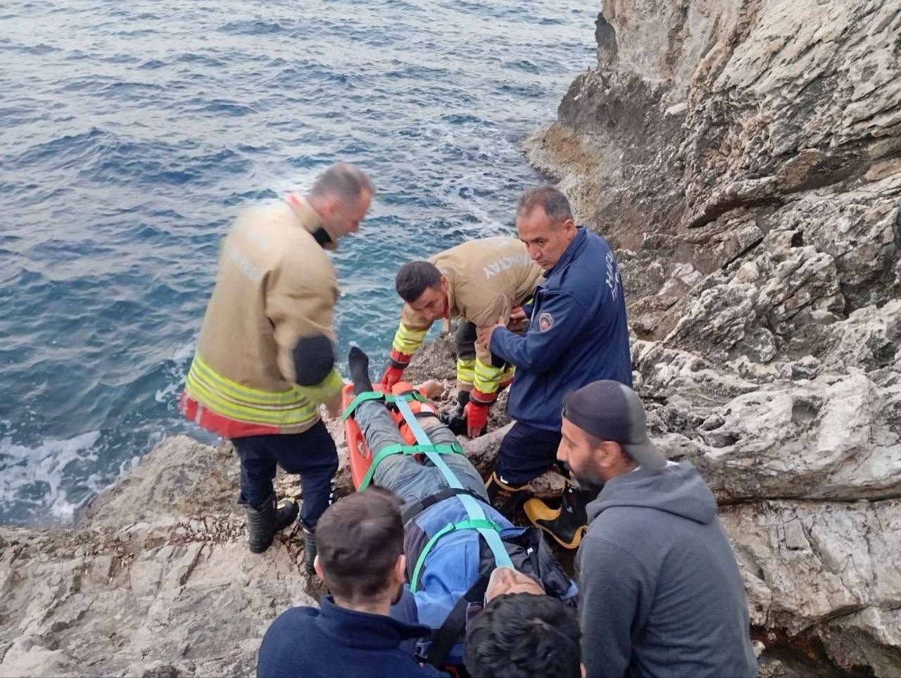Hatay Yayladağı’nda Kayalıklardan Düşen Balıkçı Kurtarıldı1