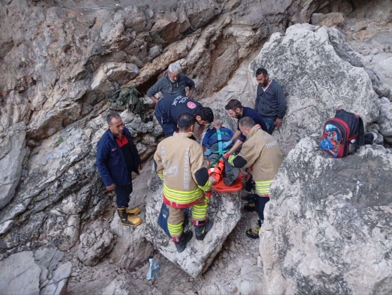 Hatay Yayladağı’nda Kayalıklardan Düşen Balıkçı Kurtarıldı3