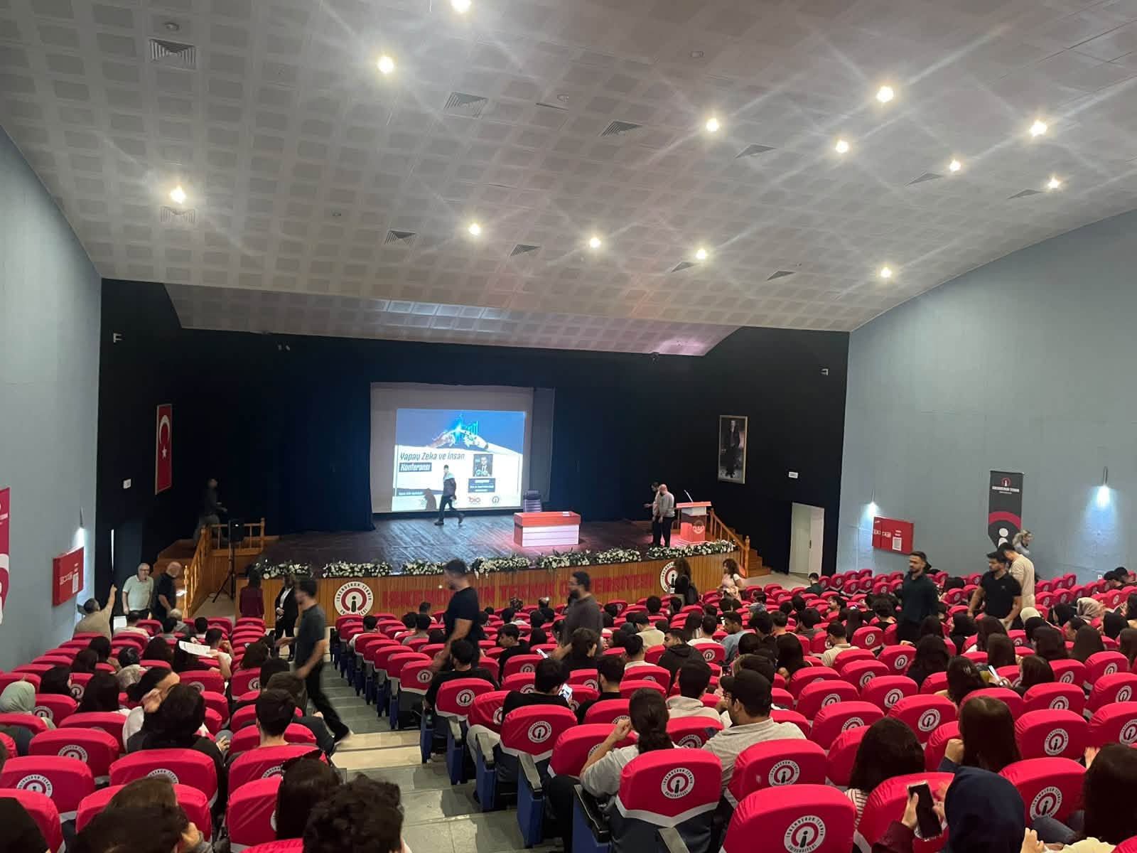 Hatay’da Gençler Yapay Zekâ Konferansında Buluştu