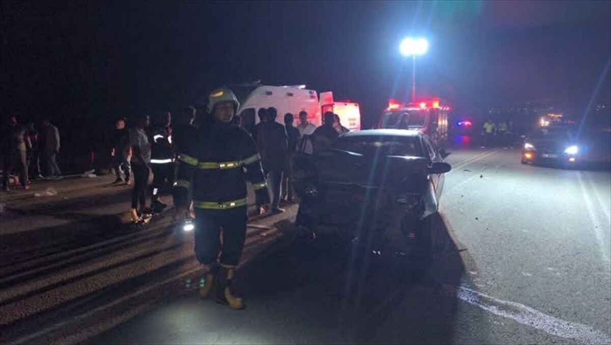 Hatay'da iki otomobil çarpıştı, 5 kişi yaralandı