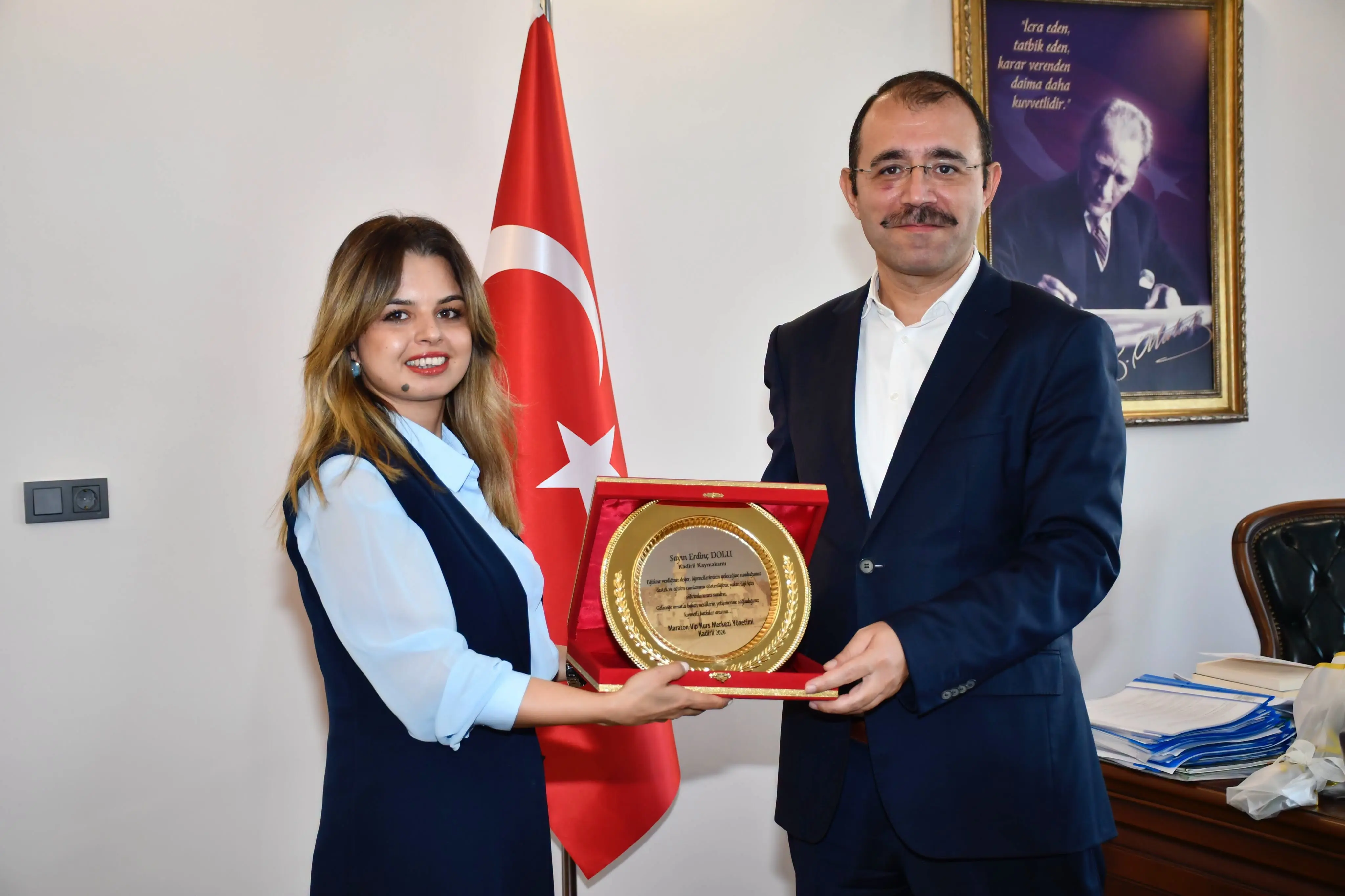 Kadirli Kaymakamı Erdinç Dolu’ya Eğitime Katkılarından Dolayı Plaket