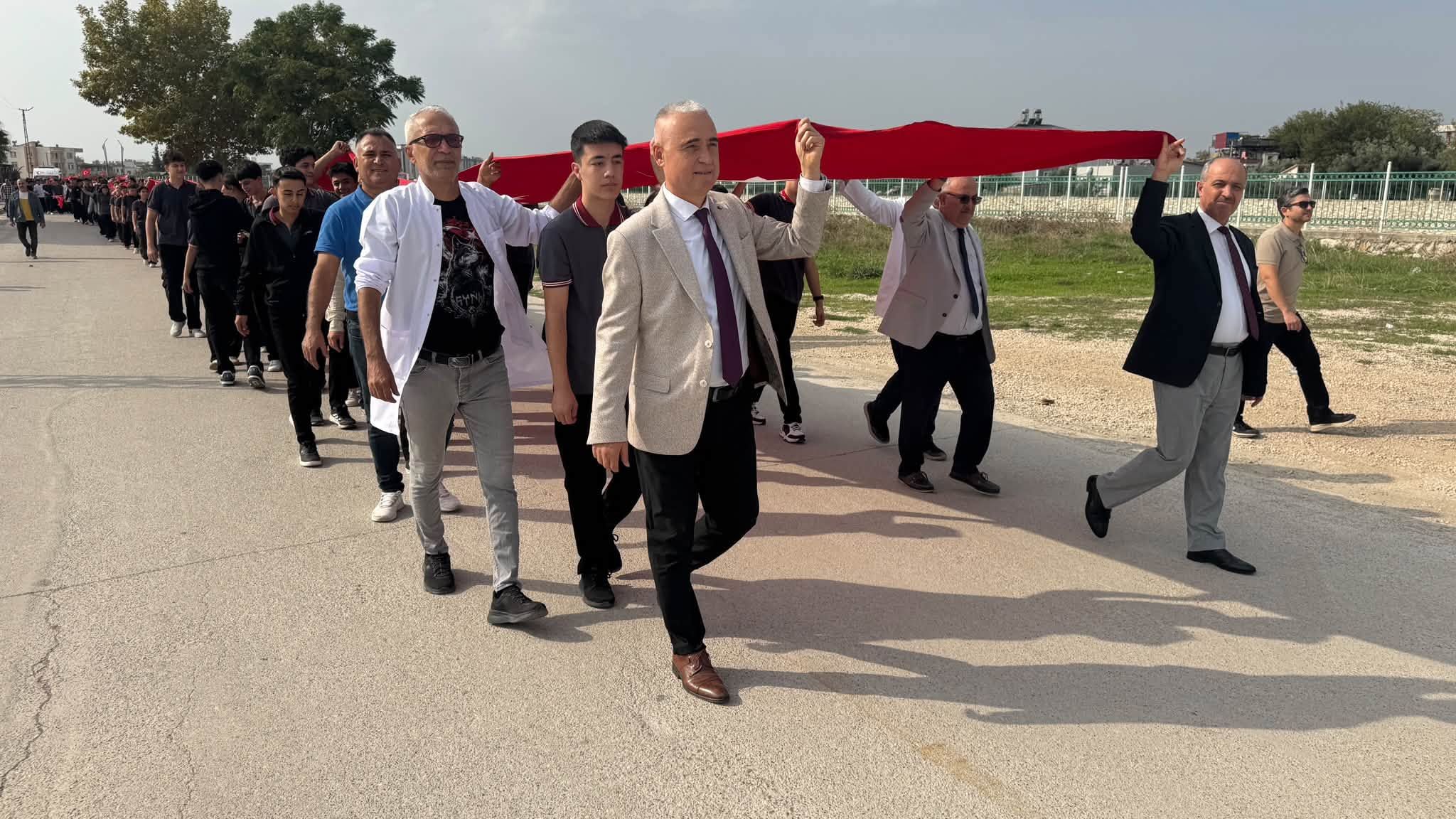 Kadirli'de Bin Öğrenci Cumhuriyet İçin Tek Yürek Oldu2