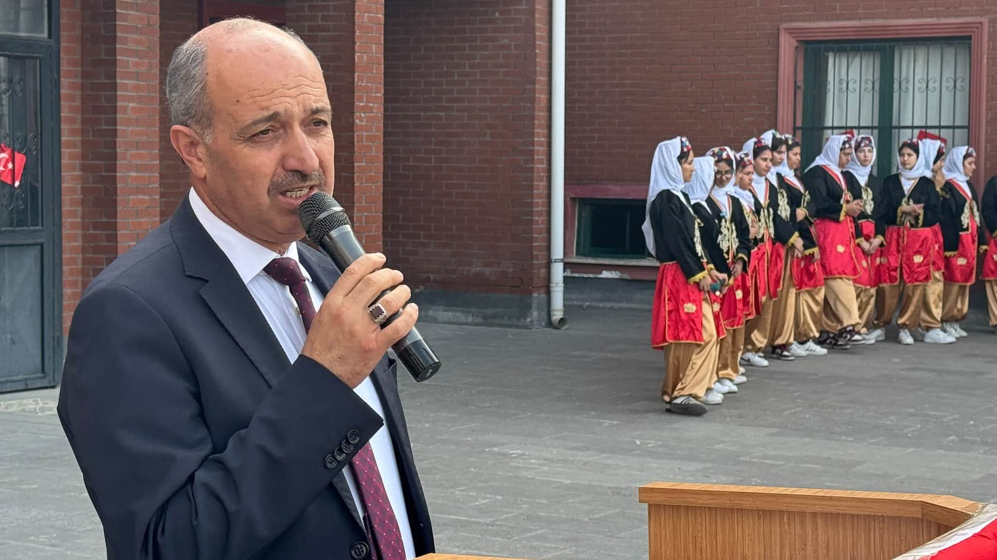 Kadirli'de Bin Öğrenci Cumhuriyet İçin Tek Yürek Oldu3