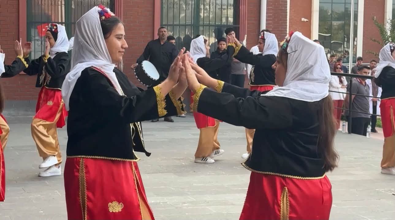Kadirli'de Bin Öğrenci Cumhuriyet İçin Tek Yürek Oldu5