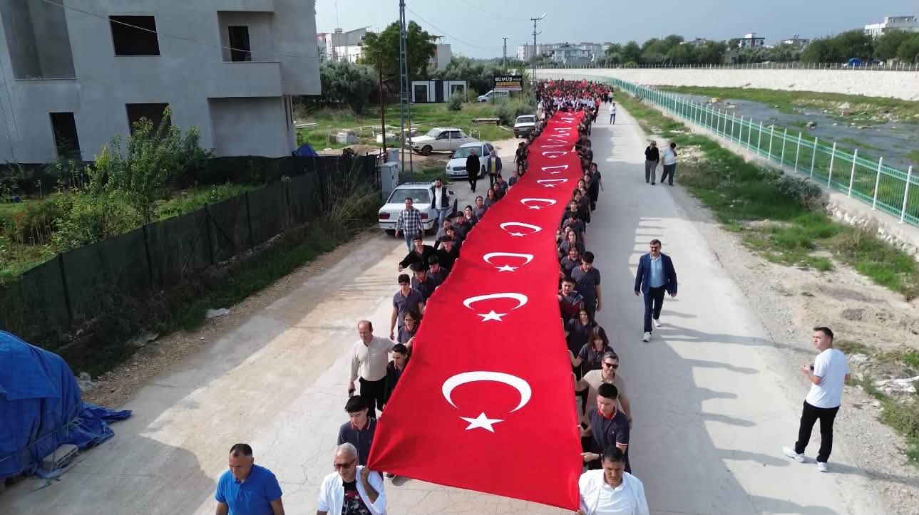 Kadirli'de Bin Öğrenci Cumhuriyet İçin Tek Yürek Oldu6