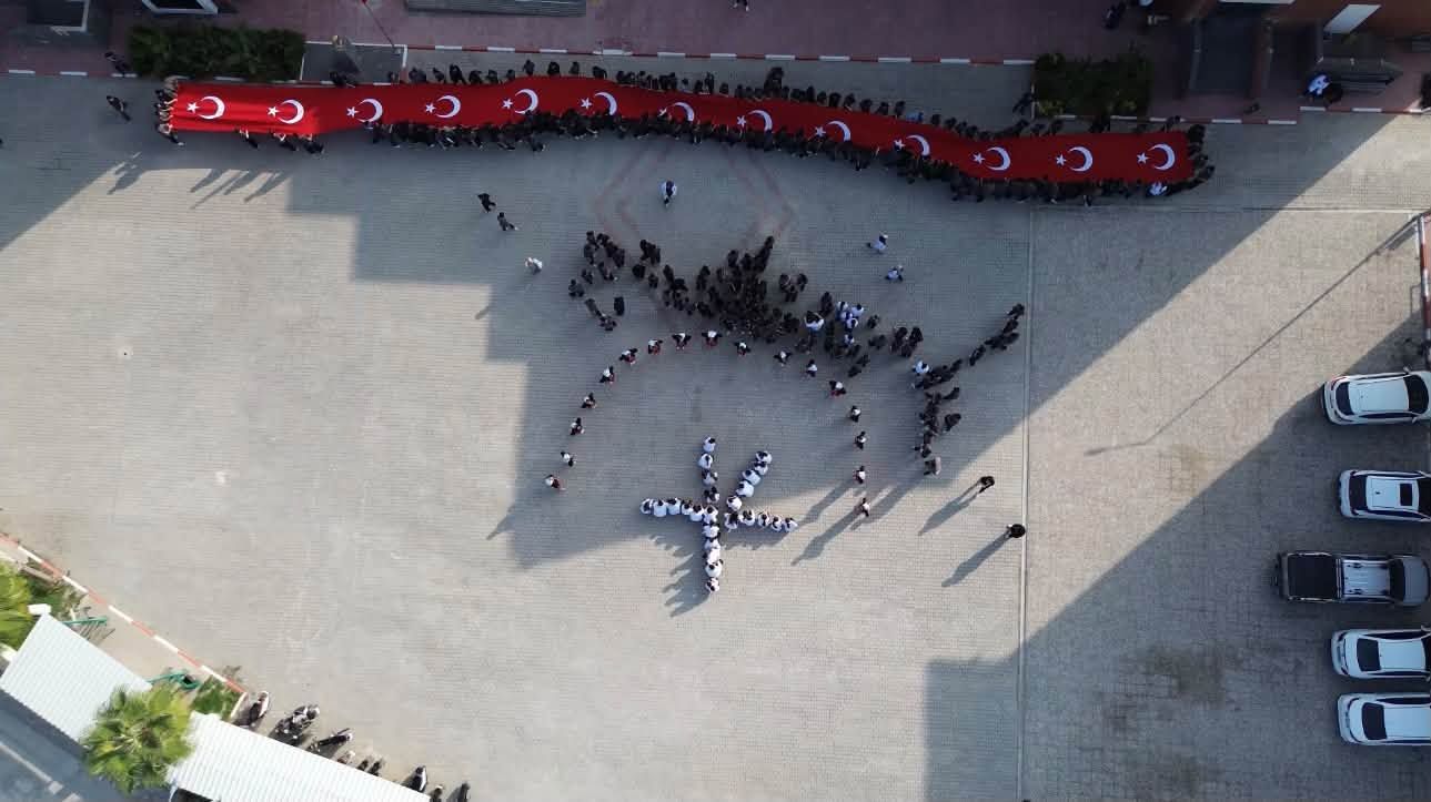 Kadirli'de Bin Öğrenci Cumhuriyet İçin Tek Yürek Oldu7