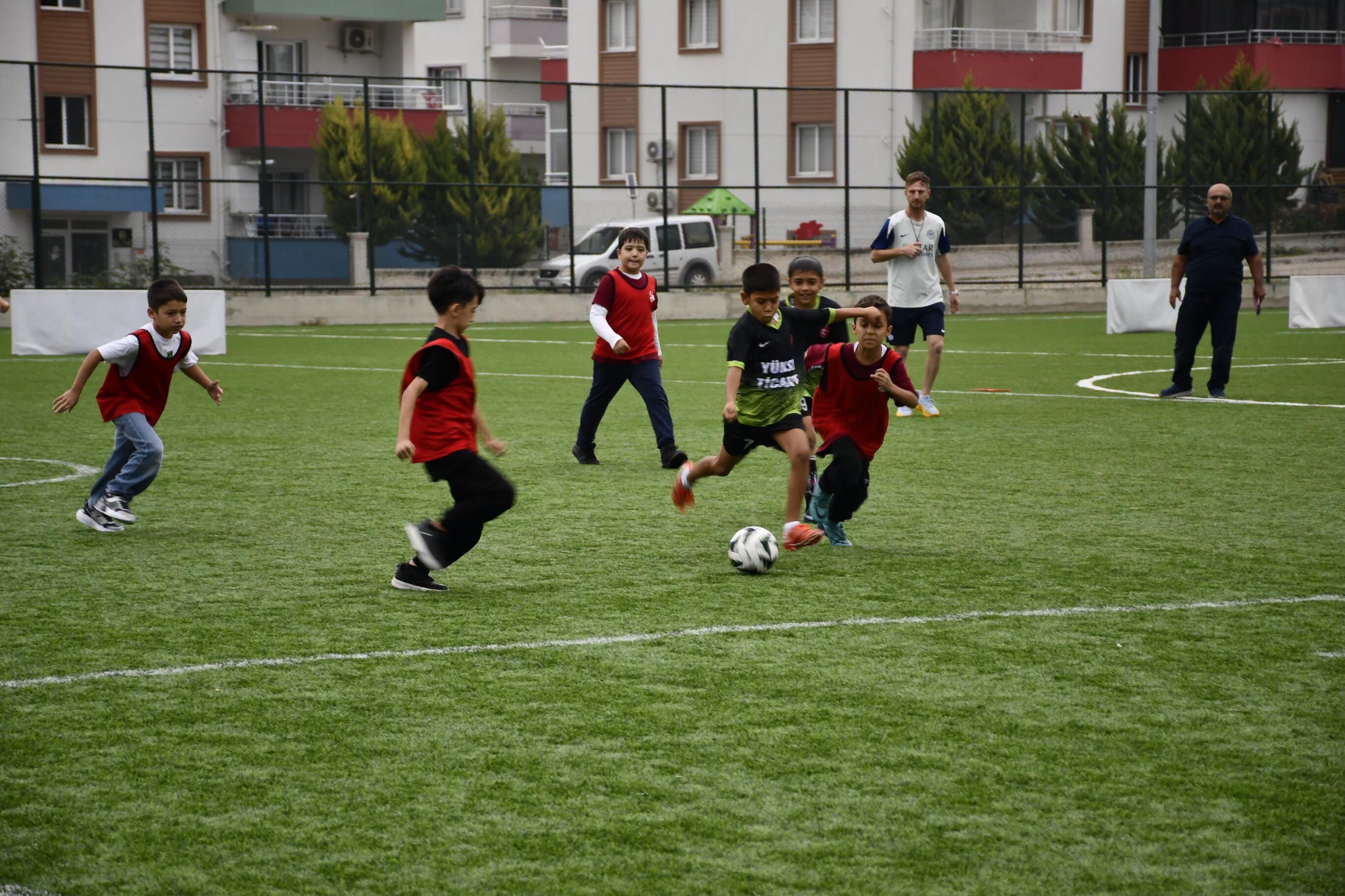 Kadirli’de İlkokullar Arası Futbol Turnuvası Başladı (4)